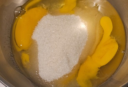 Фото шага рецепта Заливной пирог с брусникой 191537 шаг 1