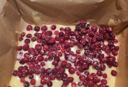 Фото шага рецепта Заливной пирог с брусникой 191537 шаг 10