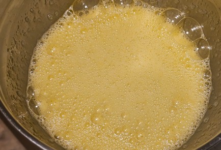 Фото шага рецепта Заливной пирог с брусникой 191537 шаг 2