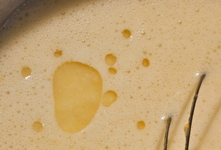 Фото шага рецепта Заливной пирог с брусникой 191537 шаг 4