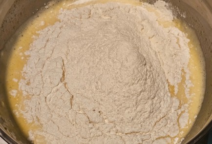 Фото шага рецепта Заливной пирог с брусникой 191537 шаг 6