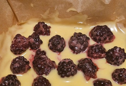 Фото шага рецепта Заливной пирог с ежевикой 191538 шаг 10