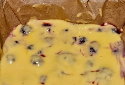 Фото шага рецепта Заливной пирог с ежевикой 191538 шаг 11