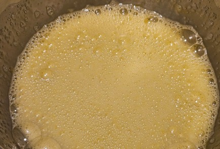 Фото шага рецепта Заливной пирог с ежевикой 191538 шаг 2