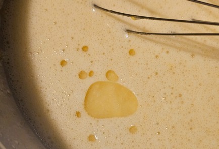 Фото шага рецепта Заливной пирог с ежевикой 191538 шаг 4