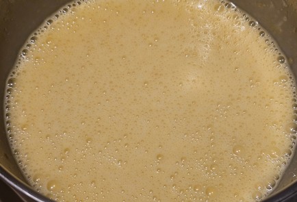 Фото шага рецепта Заливной пирог с ежевикой 191538 шаг 5