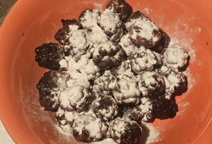 Фото шага рецепта Заливной пирог с ежевикой 191538 шаг 9