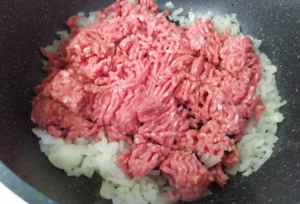 Фото шага рецепта Заливной пирог с капустой и фаршем 190474 шаг 2  