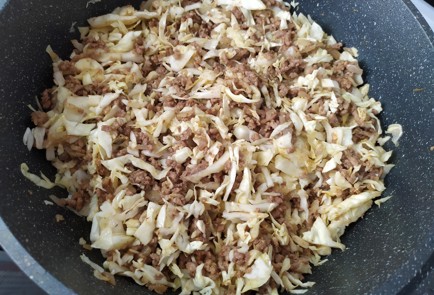 Фото шага рецепта Заливной пирог с капустой и фаршем 190474 шаг 4  