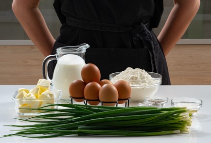 Фото шага рецепта Заливной пирог с яйцом и зеленым луком 173983 шаг 1  