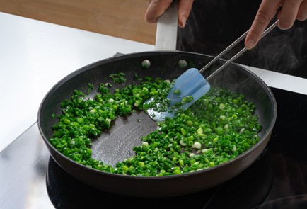 Фото шага рецепта Заливной пирог с яйцом и зеленым луком 173983 шаг 4  