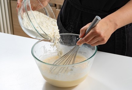 Фото шага рецепта Заливной пирог с яйцом и зеленым луком 173983 шаг 8  