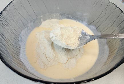 Фото шага рецепта Заливной пирог с яйцом и зеленым луком 191492 шаг 2