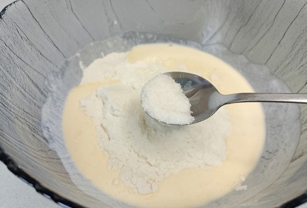 Фото шага рецепта Заливной пирог с яйцом и зеленым луком 191492 шаг 3