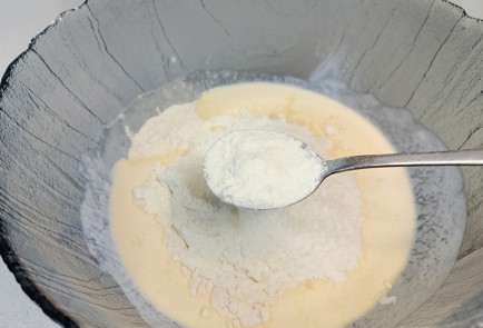 Фото шага рецепта Заливной пирог с яйцом и зеленым луком 191492 шаг 4