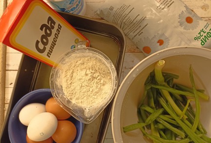 Фото шага рецепта Заливной пирог с луком и яйцом 190965 шаг 1