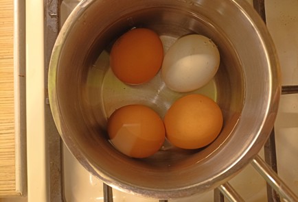 Фото шага рецепта Заливной пирог с луком и яйцом 190965 шаг 2