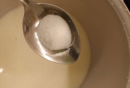 Фото шага рецепта Заливной пирог с луком и яйцом 190965 шаг 6