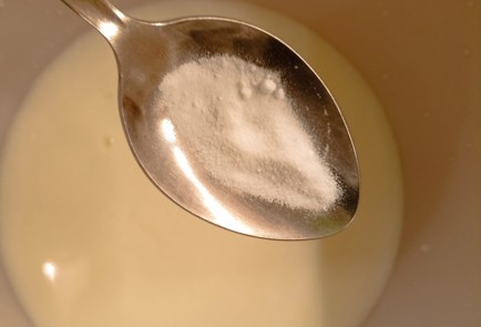 Фото шага рецепта Заливной пирог с луком и яйцом 190965 шаг 7