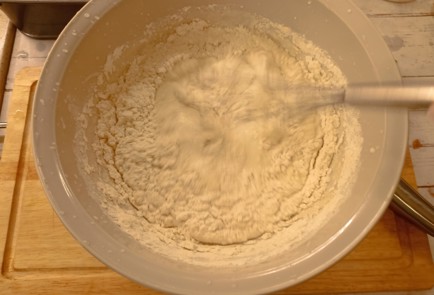 Фото шага рецепта Заливной пирог с луком и яйцом 190965 шаг 9