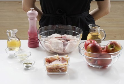 Фото шага рецепта Запеченная курица с яблоками в беконе 29208 шаг 1  