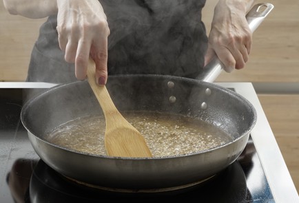 Фото шага рецепта Запеченная курица с яблоками в беконе 29208 шаг 10  