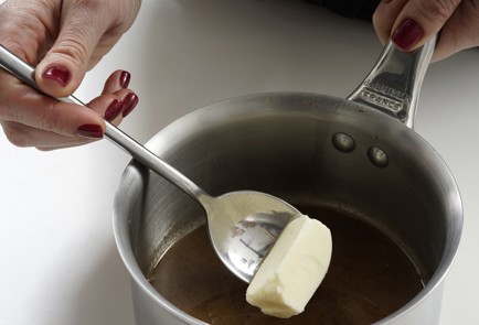 Фото шага рецепта Запеченная курица с яблоками в беконе 29208 шаг 11  