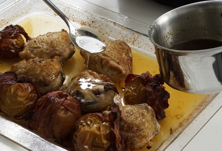 Фото шага рецепта Запеченная курица с яблоками в беконе 29208 шаг 12  