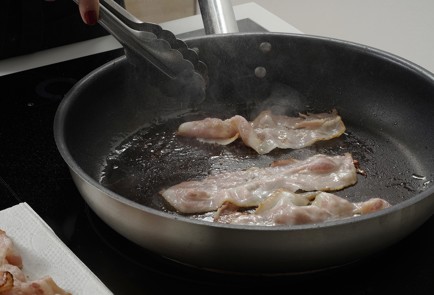 Фото шага рецепта Запеченная курица с яблоками в беконе 29208 шаг 2  