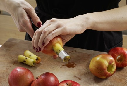 Фото шага рецепта Запеченная курица с яблоками в беконе 29208 шаг 4  