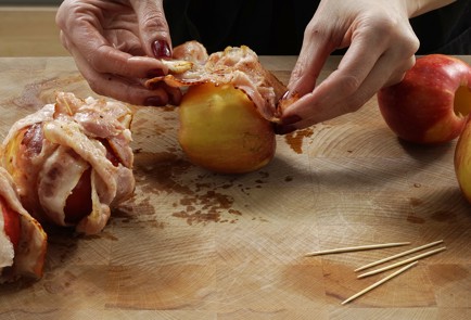 Фото шага рецепта Запеченная курица с яблоками в беконе 29208 шаг 5  