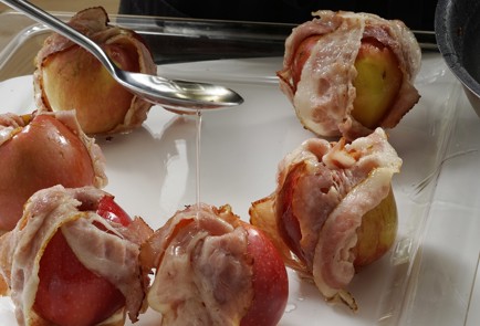 Фото шага рецепта Запеченная курица с яблоками в беконе 29208 шаг 6  