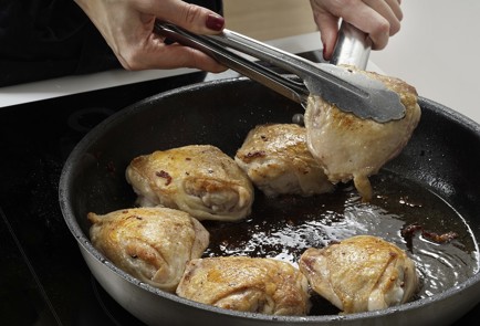 Фото шага рецепта Запеченная курица с яблоками в беконе 29208 шаг 7  