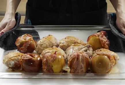 Фото шага рецепта Запеченная курица с яблоками в беконе 29208 шаг 8  