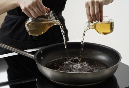 Фото шага рецепта Запеченная курица с яблоками в беконе 29208 шаг 9  