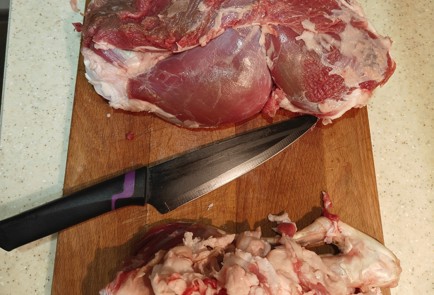 Фото шага рецепта Запеченная баранья нога с чесноком 175328 шаг 2