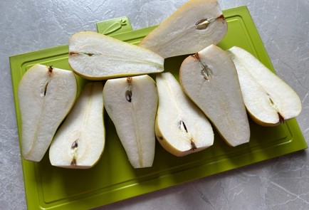 Фото шага рецепта Запеченная груша с рикоттой 174247 шаг 2