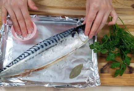 Фото шага рецепта Запеченная скумбрия 139795 шаг 2  