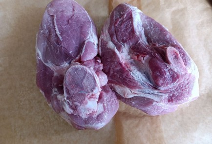 Фото шага рецепта Запеченная свиная лопатка 190999 шаг 2  