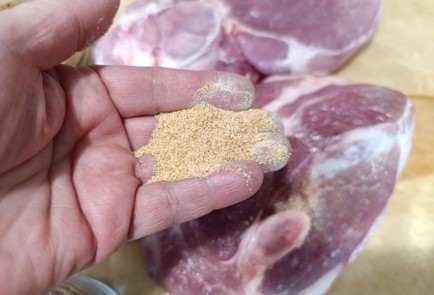 Фото шага рецепта Запеченная свиная лопатка 190999 шаг 3  