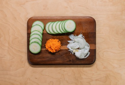 Фото шага рецепта Запеченная тушка черного гренадера с овощами 139359 шаг 2  