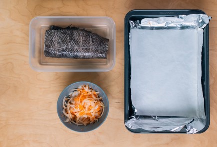 Фото шага рецепта Запеченная тушка черного гренадера с овощами 139359 шаг 3  