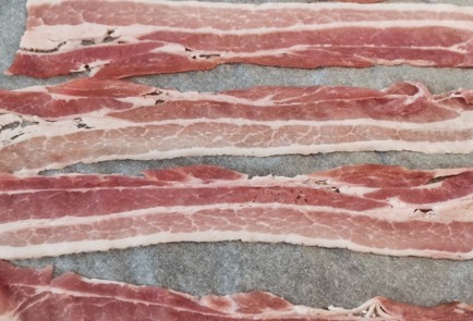 Фото шага рецепта Запеченный бекон с сыром и базиликом 152669 шаг 1  