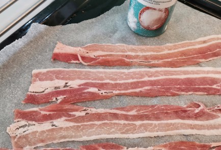 Фото шага рецепта Запеченный бекон с сыром и базиликом 152669 шаг 2  