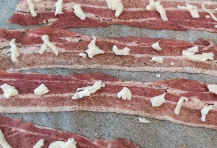 Фото шага рецепта Запеченный бекон с сыром и базиликом 152669 шаг 4  