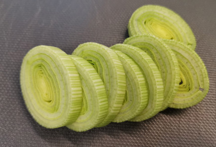 Фото шага рецепта Запеченный камамбер с жареным луком 152010 шаг 1  