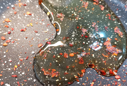 Фото шага рецепта Запеченный камамбер с жареным луком 152010 шаг 2  