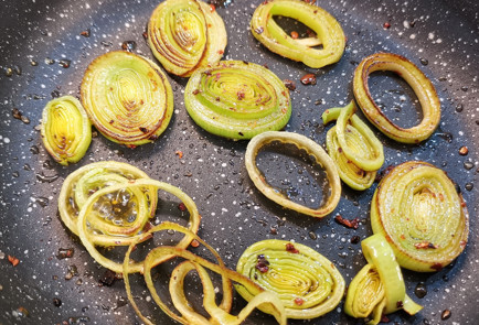 Фото шага рецепта Запеченный камамбер с жареным луком 152010 шаг 3  