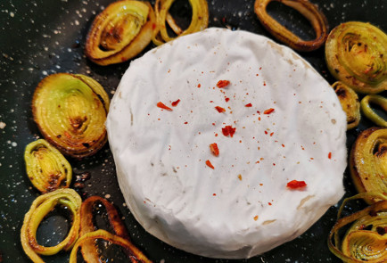 Фото шага рецепта Запеченный камамбер с жареным луком 152010 шаг 4  