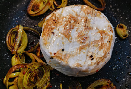 Фото шага рецепта Запеченный камамбер с жареным луком 152010 шаг 5  